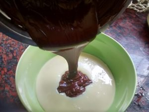 mezclar chocolate leche condensada