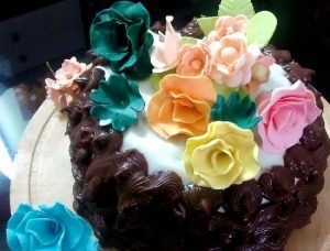 resistencia Naufragio Destino Torta de cumpleaños decorada con ganache y rosas de colores