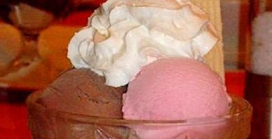 Postre helado de dulce de leche chocolatado y frutilla