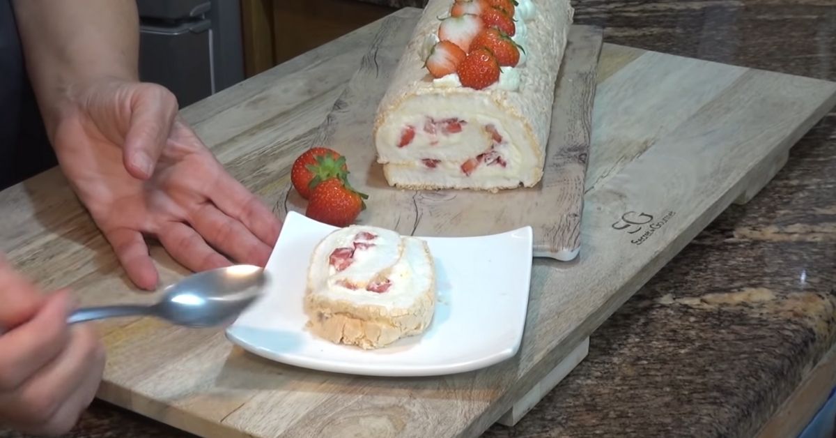 Rollo de merengue relleno de nata y fresas