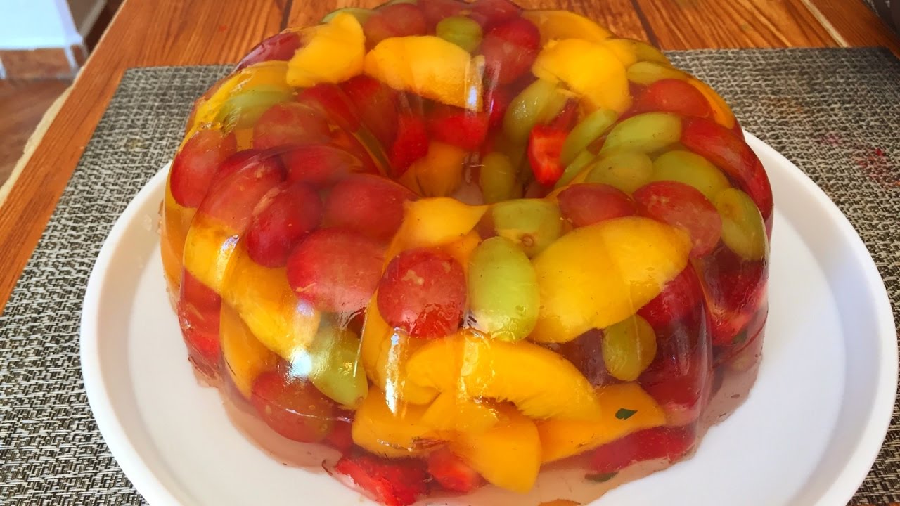 Gelatina transparente con frutas