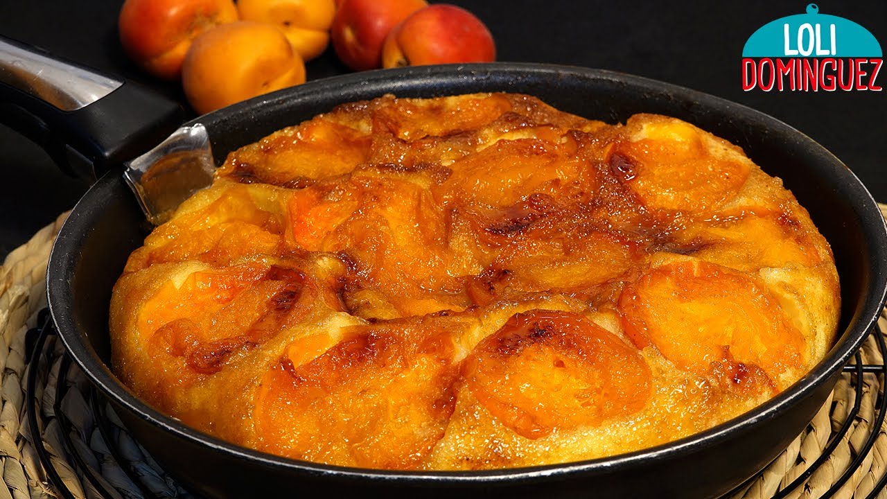 Bizcocho en sartén con fruta de temporada
