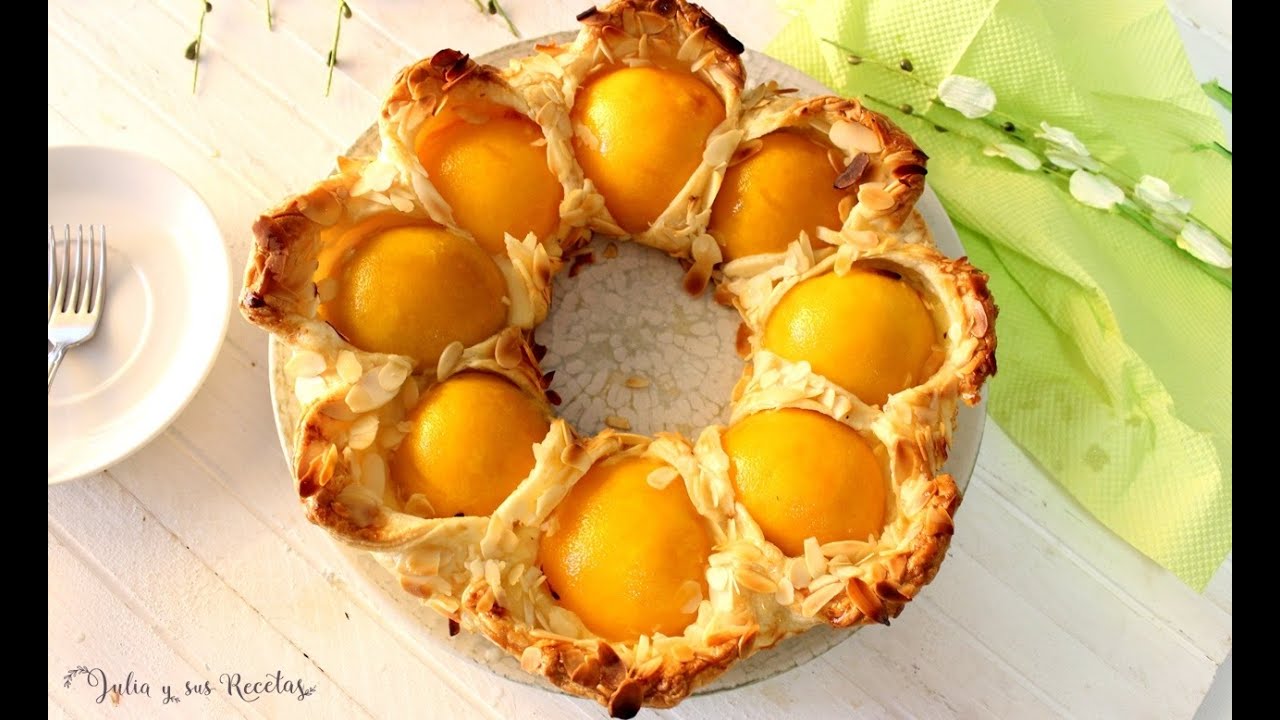 Corona de hojaldre con crema y melocotones en almíbar