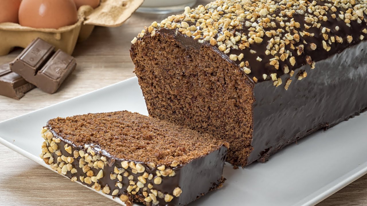 Bizcocho de chocolate con cobertura brillante